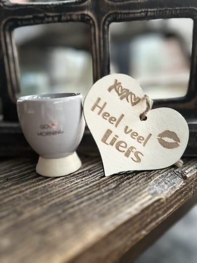 Creaties van Hier - Soja kaars in eierdop Good morning met houten hartje - 6 cm - Keramiek