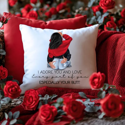 Valentijnsdag cadeau kussen met i adore you and love Every part of you Especially your butt - Gepersonaliseerd en haarkleur naar keuze