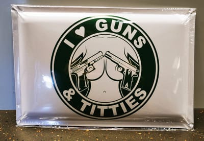 3D Metalen wandbord metalsign - I Love Guns & Titties 3d - Mancave - Wand Decoratie - Metal sign - Mancave decoratie - Decoratie - Metalen borden - Tekst borden - Metalen bord