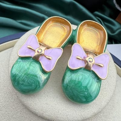 Dames Heren Schattige Schoenen Emaille Kristal Broches Spelden Vintage Paleis Exquisiet Ontwerp Unisex Tas Kantoor Accessoires Sieraden beige
