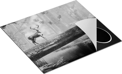 Chefcare Inductie Beschermer Hert in het Bos op een Boom - Zwart Wit - 60x50 cm - Afdekplaat Inductie - Kookplaat Beschermer - Inductie Mat