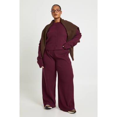 boohoo Dames Plus geribbelde wijde pijpbroek | Bordeaux Rood | Maat: 44