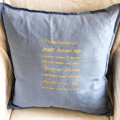Sierkussen Kussen met tekst bedrukt cadeau vriendin | vriendschap is | blauw met goud opdruk met vulling| 50x50 cm | verjaardag man vrouw