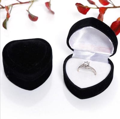 CHPN - Ringdoosje - Ring doos - Hartvormig - Hartvormige Sieradendoos - Valentijnscadeau - Liefde - Aanzoek - Trouwringhouder - Zwart - Velvet Ringdoos - Zwarte Geschenkbox - Huwelijksaanzoek