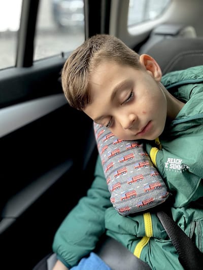 auto slaapkussen voor kinderen - machine wasbaar - zacht autogordelkussen, gordelbeschermer, gordelkussen, autokussen, reiskussen, vakantie - 30x12cm (Brandweer)