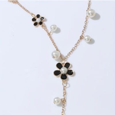 Mode et Haute qualité Longue Chaîne de Pull à Pampilles Fleur à Cinq Feuilles Automne et Hiver Simple Polyvalent Collier à Pampilles Bijoux pour Femmes noir