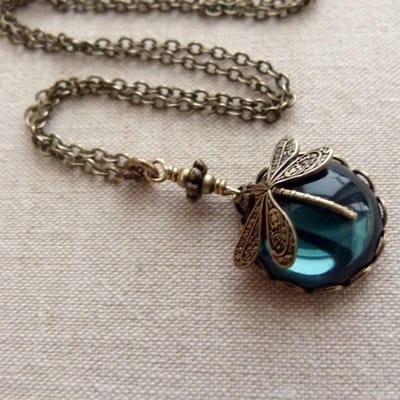 Colliers pendentif libellule sculptés à la main en bronze vintage pour femmes collier ethnique couleur argent métal rond pierre verte bijoux vert
