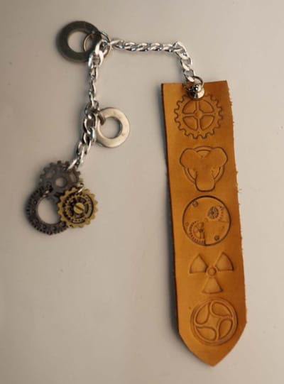 Leren boekenlegger steampunk met ketting - lederen boekenlegger met radars - unieke boekenlegger - boekenleggers - cadeau tip ! boeken fans - bladwijzer voor in boek - leren bladwijzer steampunk