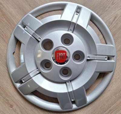 Wieldop Geschikt voor Fiat Ducato rood 16 inch (onder wielbouten) (set van 4 stuks) Wieldop Camper