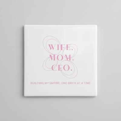 Empowerende Quote Keramische Tegel “Wife. Mom. CEO.” – Inspirerende Wanddecoratie voor Sterke Vrouwen, Moderne Woondecoratie Tegel 15 x 15 cm