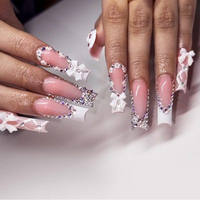 Dailygoods- Kunstnagels 24 stuks - Lange Plaknagels met 3D-strik - Bloemen/Strasssteentjes Design - Nagellijm en Vijl - Zelfklevende Nagels - Nepnagels
