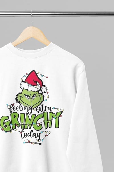 Foute kersttrui - Feeling extra grinchy - Wurban Wear | 18+ | Grappige sweater | Leuk cadeau | Unisex sweater | Oversized sweater | Kersttrui heren | Foute kerstkleding | Kerst sweater | Kerst diner | Kersttrui dames | Foute kersttruiendag 2025 | Wit