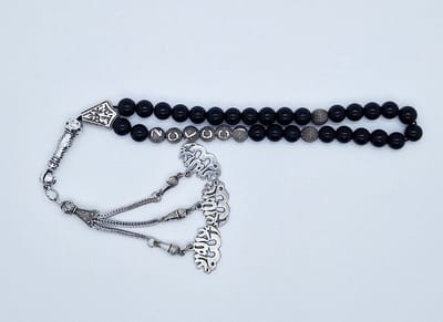 Handgemaakte naam tasbih 33 Kralen Natuursteen “Obsidian” - met metaal tassel “la alih ala allah"- Met je naam of de naam van uw geliefde- 8 mm diameter van de korrel
