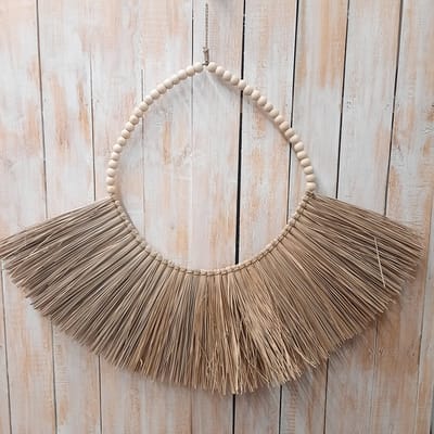 Nekring decoratie met witte kralen ±74x65cm