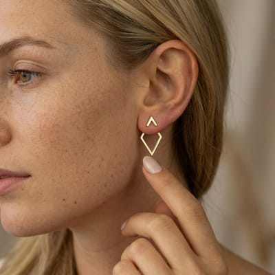 Lundholm Elvine Oorbellen Dames Goudkleurig – Premium Stainless Steel Jewellery Gold PVD Plated – Geometrische Oorbellen – Minimalistische Statement Oorbellen my – 2 cm – Scandinavisch Design
