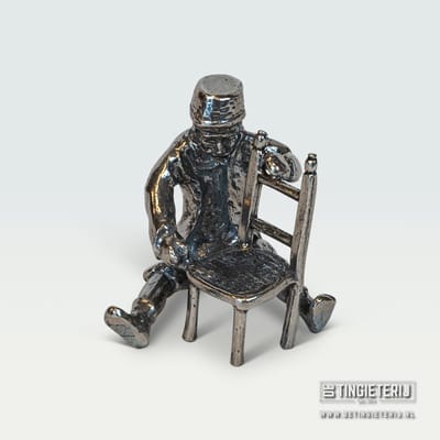 Tinnen Stoelenmatter Beeldje – Handgemaakt Miniatuur Ambacht – Beroepenbeeld Stoelenmatten – Uniek Cadeau & Decoratie