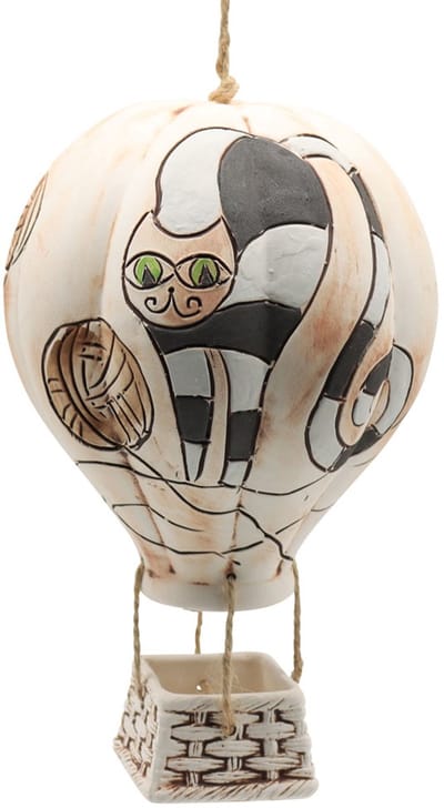 Tuindecoratie luchtballon keramiek kat spelend 22 cm - handgemaakt en hand geschilderd beeld hangend