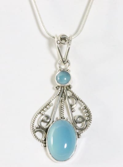Opengewerkte zilveren hanger met blauwe chalcedoon aan ketting