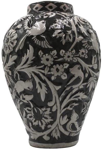 Vaas van zwart terracotta, met witte patronen in reliëf, hoogte 37 cm