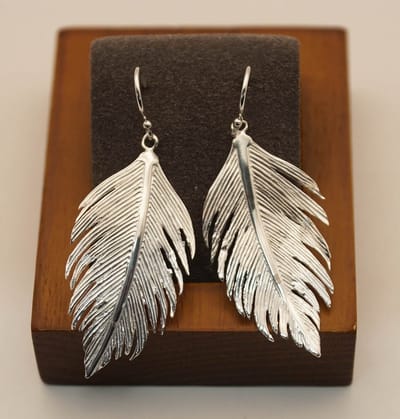Zilveren oorhangers van veer - sterling zilveren veren oorbellen - lange oorbellen van een veer - modern oorbellen van 925 zilver - luxe zilveren oorbellen - oorbellen van een natuur item - cadeau tip voor vrouwen