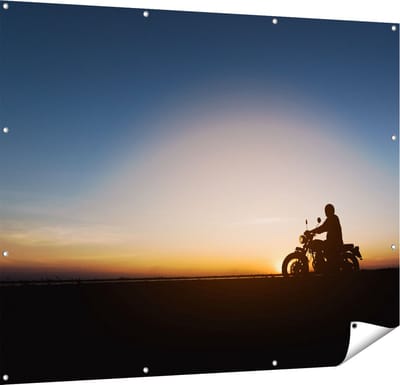 Gards Tuinposter Silhouet van een Motor bij Zonsondergang - 150x120 cm - Tuindoek - Tuindecoratie - Wanddecoratie buiten - Tuinschilderij