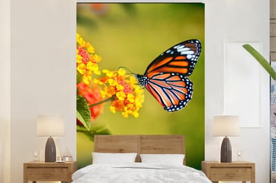 Behang - Fotobehang Vlinder - Insecten - Bloemen - Geel - Breedte 200 cm x hoogte 300 cm