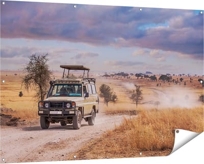 Gards Tuinposter Safari Auto in de Savanne - 150x100 cm - Tuindoek - Tuindecoratie - Wanddecoratie buiten - Tuinschilderij