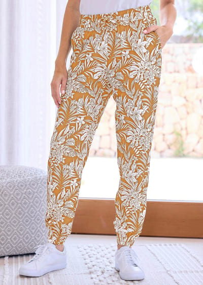 Comfortabele joggingbroek met bladerprint - beige / wit / gedess. - Gr. 19 van Goldner Fashion