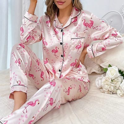 Satijnen Dames Pyjama Set Maat L – 2-delig Nachtkleding Set met Flamingo Print, Reverskraag en Knopen | Herfst Loungewear & Huispak | Pyjama Dames Satijn