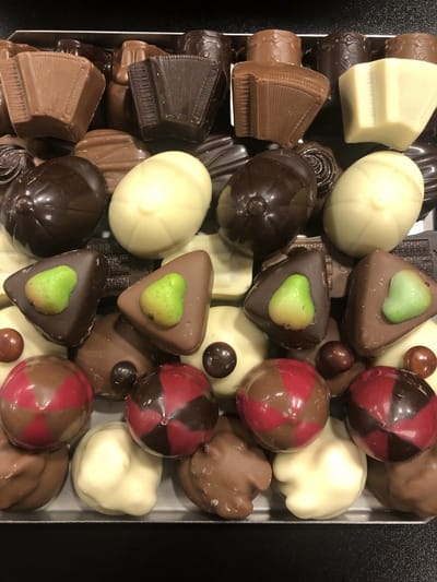Mok - Bonbons - Hoera 21 jaar - Cartoon - In cadeauverpakking met gekleurd lint