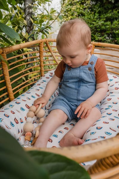 Babynestje - 110 x 75 cm - Kraamcadeau - Snuggle - Regenboog
