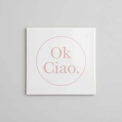 Ok Ciao Minimalistische Quote Keramische Tegel – Zacht Roze Cirkel Wanddecoratie voor Moderne Woningen – 15 x 15 cm