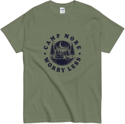 Camp More Worry Less T Shirt - Dames en Heren - Outdoor Quote Shirt - Kamperen en Natuur - Khaki Groen - S