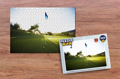 Puzzel Een golfballetje ligt klaar om te putten voor de blauwe vlag - Legpuzzel - Puzzel 500 stukjes