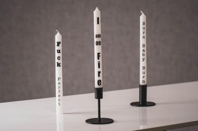 Housevitamin | Dinerkaarsen Fuck Perfect Burn Baby | Wit | Zwart | Tekst | 25 cm - Trendy
