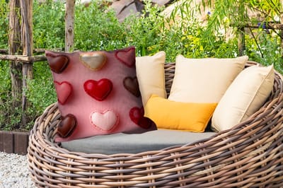 Sierkussen Buiten - Macarons - Hartjes - Kleurrijk - Roze - 60x60 cm - Weerbestendig