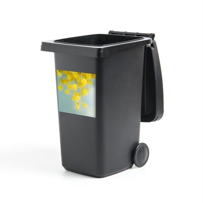 Container sticker Mimosa - Een gele mimosa plant met een lichtblauwe achtergrond - 40x40 cm - kliko sticker - weerbestendige containersticker
