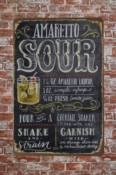 Wandborden mancave – Amaretto sour cocktail - Metalen wandbord - Mancave decoratie - Mancave - Metal sign - Bar decoratie - Tekstborden - Cocktail - Bar - 20 x 30 cm - Cave & Garden