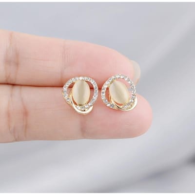 Trendy Kleine Ovale Opaal Oorbellen met Steentjes Kristal Gedraaid Metaal Hol Onregelmatige Geometrie Oorbellen Sieraden beige