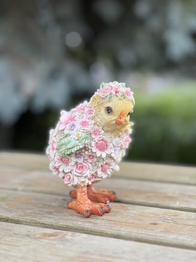 Bloemen kuiken 13 cm hoog - kuiken - dierenbeeld - polyester - fleurig - lief - lente - zomer - decoratie - interieurdecoratie - tuindecoratie - cadeau - geschenk - voor haar - Moederdag - Vaderdag - Verjaardag - Nieuwjaar - Kerst - Pasen