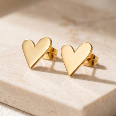 Lundholm Oorknopjes Dames Goudkleurig Hart - Premium Stainless Steel Jewellery Gold Plated - Kleine Hartjes Oorbellen Goud Verguld (1.1 x 0.7 cm) - My Femme Serie - Tweede Gaatje Oorknopjes plat - Vrouwen Cadeautjes - Kado Verpakking