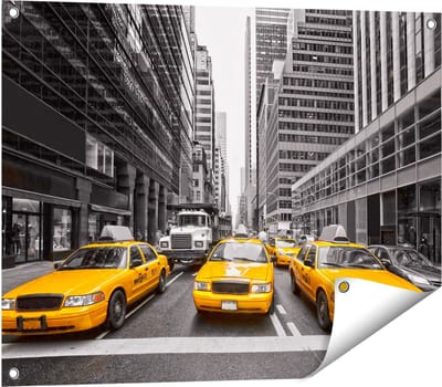 Gards Tuinposter New York Gele Taxi's - Zwart Wit - 80x60 cm - Tuindoek - Tuindecoratie - Wanddecoratie buiten - Tuinschilderij