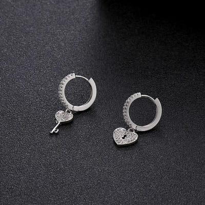 Boucles d'oreilles créoles pendantes en forme de cœur d'amour punk tendance, boucles d'oreilles hip hop géométriques asymétriques pour femmes, cadeau de bijou argenté