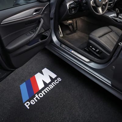 BMW LED Deurverlichting – M Performance Variant – Set van 2 | Ultra HD Logo Projectie | Plug & Play Instapverlichting | Geschikt voor 1‑, 2‑, 3‑, 4‑, 5‑, 6‑, 7‑Serie, X1, X3, X5, X6