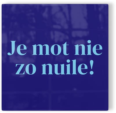 Tegeltje Nijmegen: Je mot nie zo nuile! – donkerblauw lichtblauw – tegeltje stad – tegeltje met tekst