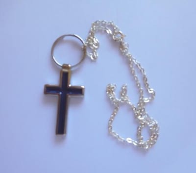 Metalen kruisje met ketting