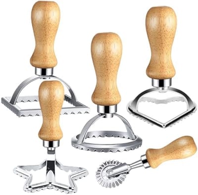 PromoHome Ravioli Uitsteekvormen Set - 5 Stuks Professionele Deegsnijders met Houten Handvatten voor Pasta, Dumplings en Koekjes - Keukengereedschap met Geribbelde Rand