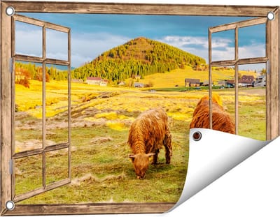 Gards Tuinposter Doorkijk Twee Schotse Hooglanders bij een Dorp - 60x40 cm - Tuindoek - Tuindecoratie - Wanddecoratie buiten - Tuinschilderij