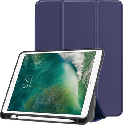 Hoesje - Geschikt voor Apple iPad 9.7 inch (2013–2018) – Air 1 & 2 (2013/2014), Pro 9.7 (2016), iPad 5 & 6 (2017/2018) - Dun & Stevig - Hardcover Book Case - Trifold Bookcase Hoes - Hard Cover - Tablethoes - Donkerblauw