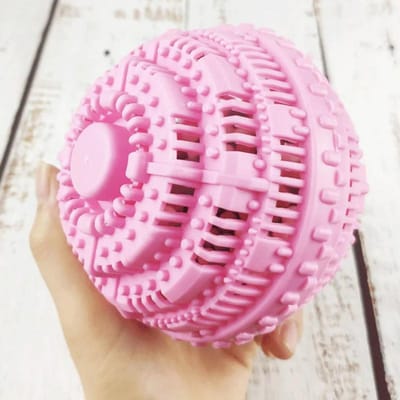 Boule de lavage magique extra large pour machine à laver, boule de nettoyage anti-enroulement et anti-taches, matériau TPR, 11 cm de diamètre rose